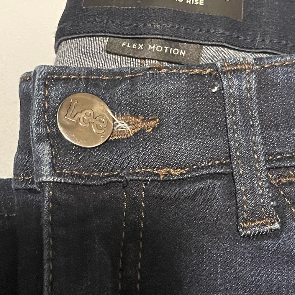 Lee Jeans ,straight leg, size 4P , flex motion , mid rise inseam 26.5”